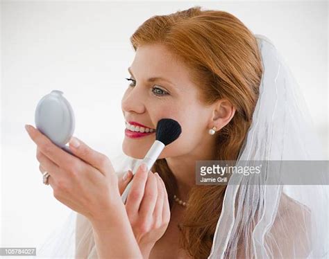 Bride Putting On Make Up Photos Et Images De Collection Getty Images