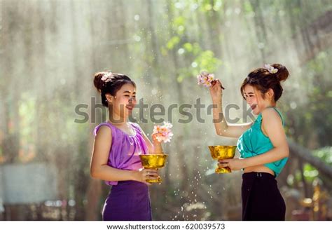 Beautiful Laos Girls Splashing Water During 스톡 사진지금 편집 620039573
