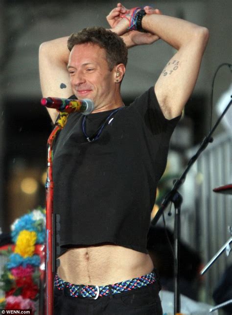 Chris Martin Flashes Sculpted Stomach During Coldplay Performance In Nyc Daily Mail Online