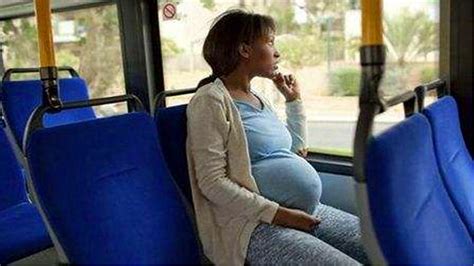 孕妇地铁上没让座，被老人大骂没素质！准妈妈一句话霸气回怼孕妇孕检地铁新浪新闻