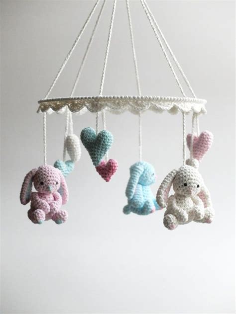 Wir häkeln baby strampler als modell und hut (mit kapuze) für babys von 0 bis 6 monaten. Dieses schöne häkeln Baby mobile mit niedlichen Baby Hasen ...