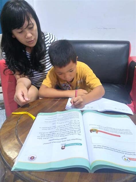 Menyikapi orang tua yang su'udzon pada anaknya. 7 Tips orang tua mendampingi anak belajar di rumah masa ...