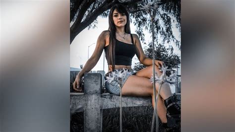 Anel Rodr Guez Cautiva A Sus Seguidores Al Posar En Asfixiantes Leggings Tribuna