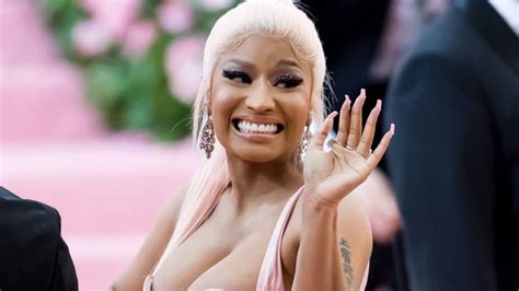 Nicki Minajs New Platinum Blonde Hair Is Stunning