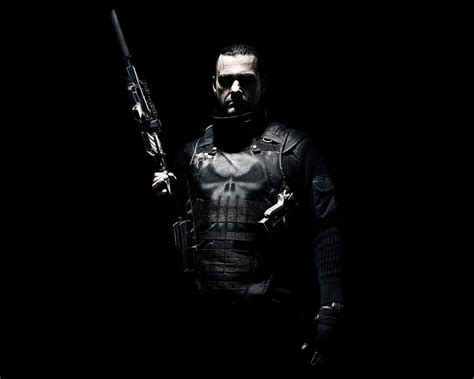 Ray Stevenson In Punisher War Zone Movie Gun Dark Background