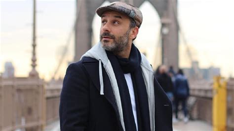 Rui unas was born in 1974, and first started dealing with the tv show business as a jornalist for a cultural program for the public television channel called. Como será Rui Unas daqui a dez anos? Forte, careca e de ...