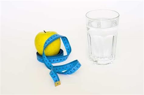 هل شرب الماء بكثرة ينزل الوزن