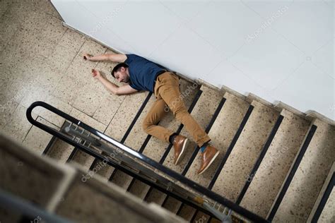 Hombre Inconsciente Acostado En La Escalera Después De Un Accidente De Resbalón Y Caída 2022