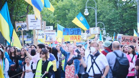 Solidarität Tausende Protestieren Gegen Russlands Ukraine Krieg