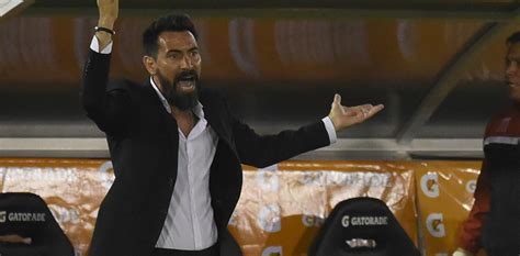 Domínguez began his career with vélez sársfield in 1996. Eduardo Domínguez le dijo que no a Huracán