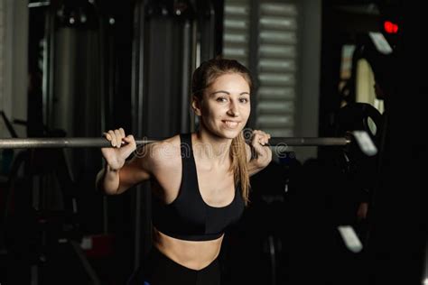 Het Actieve Mooie Geschiktheids Modelmeisje Leidt De Triceps Op Het