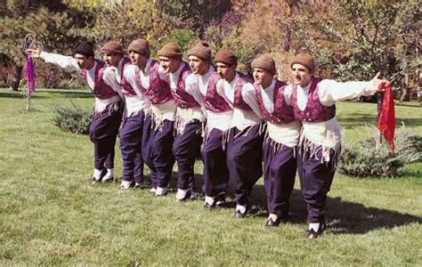 Rüyada Birinin Halay Çektiğini Görmek  ruyandagor.com