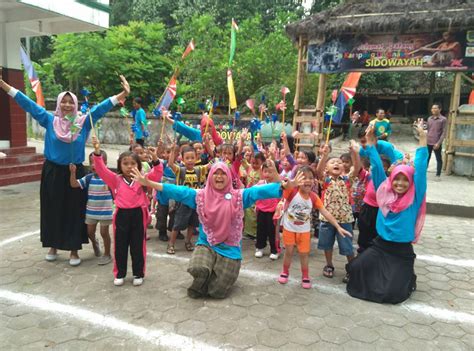 Iswinarti pada buku permainan tradisional: Cara Melestarikan Permainan Tradisional