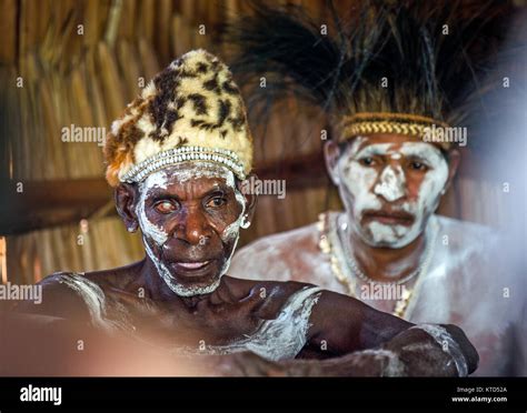 Rainforest Tribe Fotos Und Bildmaterial In Hoher Auflösung Alamy
