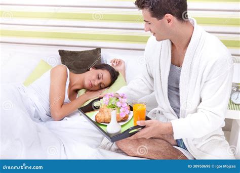 Jonge Mensen Dienend Ontbijt Voor Zijn Meisje In Bed Stock Foto Image