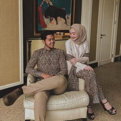 Akan tetapi sebenarnya lebaran tidak harus membeli baju baru kok, selama masih ada baju lama yang masih bagus di rumah anda. Inspirasi Baju Baju Couple Kondangan Kekinian : 10 Ide ...