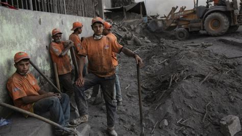 At Guatemala Volcano Weather And Danger Hinder Search