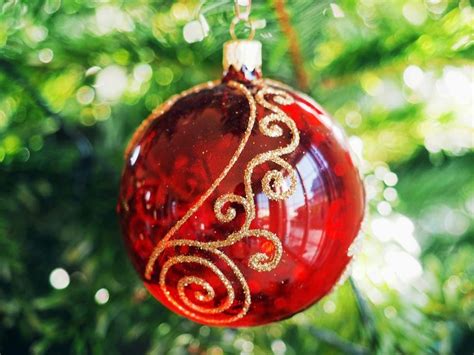 See more ideas about christmas crafts, christmas paintings, christmas art. Why Christmas Colours Are Green and Red | Reader's Digest