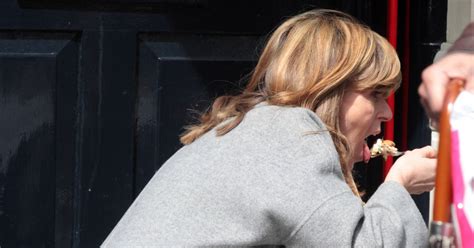 Kate Garraway Chows Down On Sneaky Takeaway As She Enjoys Al Fresco Lunch Mirror Online
