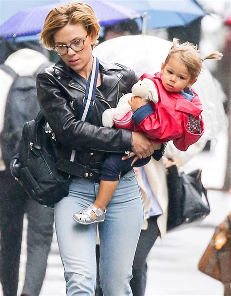 She has a sister, vanessa johansson. Em clique raro, Scarlett Johansson passeia com a filha de ...