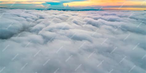 Vista Aérea Del Colorido Amanecer Sobre La Densa Niebla Blanca Con