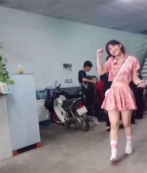 Huyr ► đăng ký kênh để cập nhật nội dung mới: Hot TikToker Lê Bống lại bị soi vóc dáng thật trong clip ...