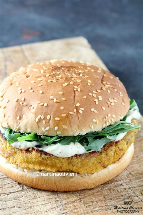 Per esempio questi burger di tonno, che piacciono a tutti e sono super versatili, ma il bello delle scatolette di tonno, si sa, è che puoi tenerle in casa per tantissimo tempo, e per fare questi burger di. Burger di tonno con maionese alla paprika | Le Ricette di ...