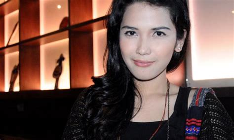 Lihat ide lainnya tentang ciuman, fotografi, fotografi pasangan. Dinda Kanya Dewi Nikmati Ciuman Bibir Dengan Perempuan! - SlideGossip