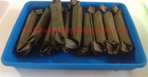 Jangan memakai alat dari logam karena bisa menggores lapisan dalam penanak nasi. CARA MEMBUAT LONTONG DAUN PISANG | Resep Masakan Indonesia