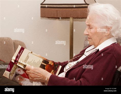 Seniorin Stockfoto, Bild: 76303907 - Alamy