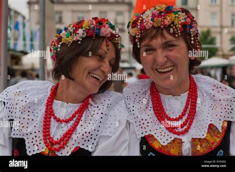 dos mujeres polacas en trajes tradicionales y abalorios headresses bailarines folklóricos