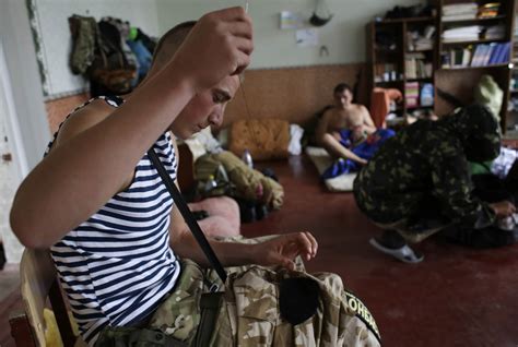 28 volunteer soldiers trapped in ukrainian town by separatists escape officials say the