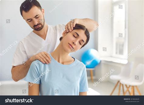 9467 Chiropractor Neck Images Stock Photos And Vectors Shutterstock