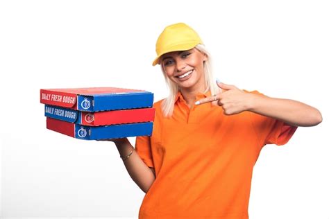 Mulher Entregadora De Pizza Segurando Pizza No Fundo Branco Apontando