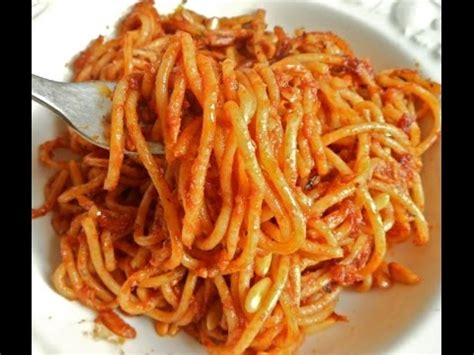 Cómo preparar una tradicional carne con tomate. Espaguetis con tomate, chorizo y cebolla. Receta. Cocinar ...