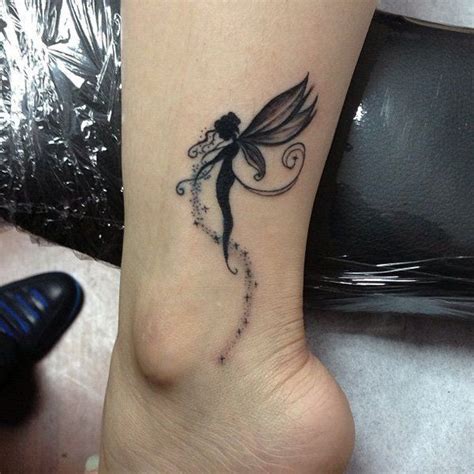 Minijaturna tetovaža zvončice na nozi