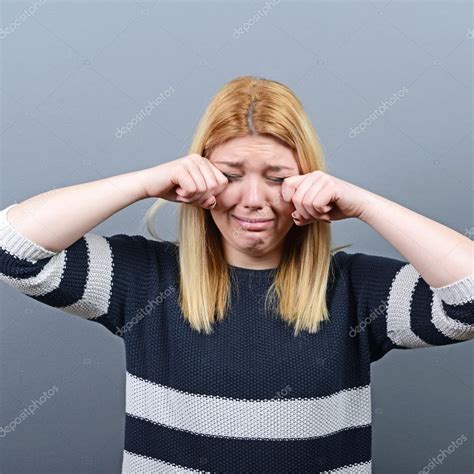 Mujer Llorando Y Limpiando Lágrimas Sobre Fondo Gris — Foto De Stock