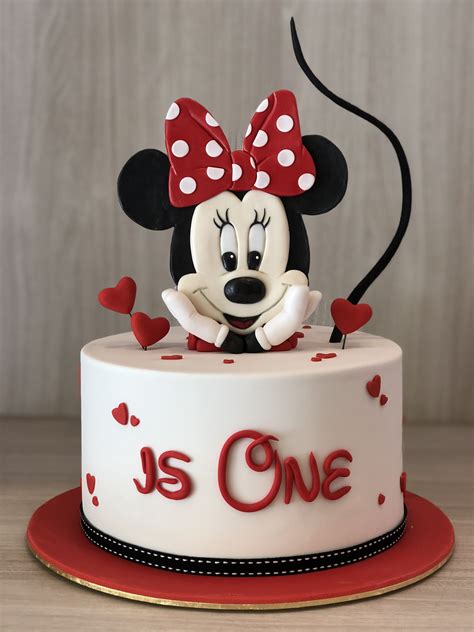 Mini maus (minnie mouse) sedeca figura od fondana (sitting fondant figure). Minnie mouse cake #minniemouse Minnie mouse cake in 2020 ...