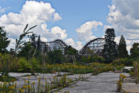 Are Geauga Lake Seaworld And Six Flags Ohio Open