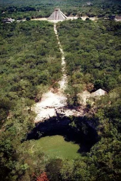Cenote Sagrado De Chichén Itzá Ancient Mexico Ancient Mayan Mayan