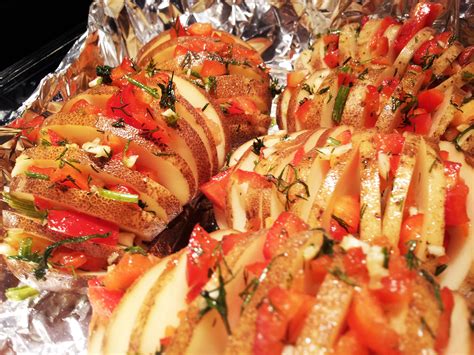 Arrange a rack in the middle of the oven and heat the oven to 425ºf while bake the potatoes for 50 to 60 minutes. Sliced Baked Potatoes with Pepper and Garlic