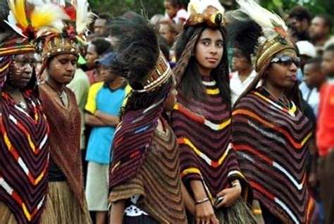 Alat musik tradisional indonesia merupakan salah satu negara yang terdiri dari beragam suku bangsa budaya adat istiadat dan lain sebagainya yang terbentang luas mulai dari sabang sampai merauke. Gambar dan uraian Pakaian Yokal Papua