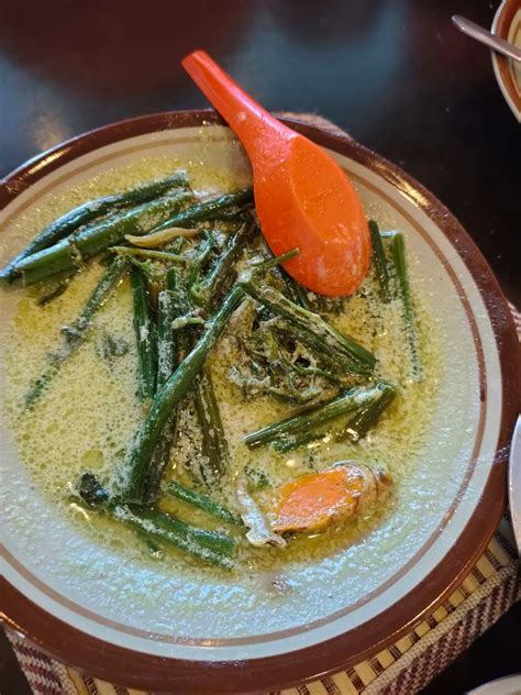 Pucuk ubi masak lemak pucuk ubi ikan bilis bwg merah bwg putih cili api santan daun kunyit soda bikarbonat garam gula. Paku Masak Lemak - Kuali