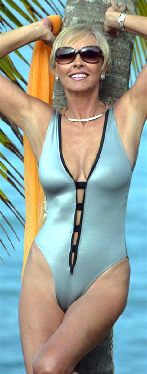 Pin von Michael Guest auf Dress Style Hübsche frau Bikini schönheit Reife damen