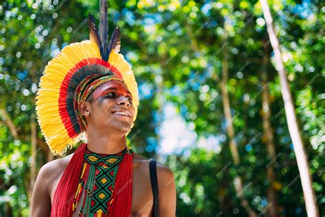 Índio Da Tribo Pataxó Com Cocar De Penas Voltado Para A Direita