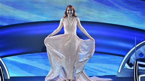 Noemi è nuda a Sanremo 2022 la cantante come una diva sul palco della