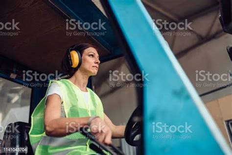 Wanita Forklift Operator Mengemudi Kendaraan Foto Stok Unduh Gambar