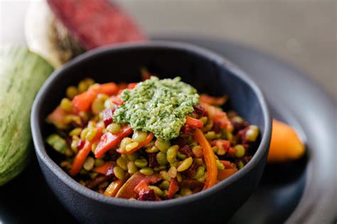 Salada de Lentilha com Legumes Receita Tá na Mesa