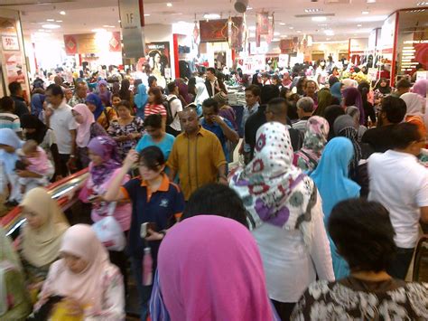 Melancong juga mengeratkan hubungan kekeluargaan. Boleh melancong domestik, tetapi perlu hati-hati ! Ini ...