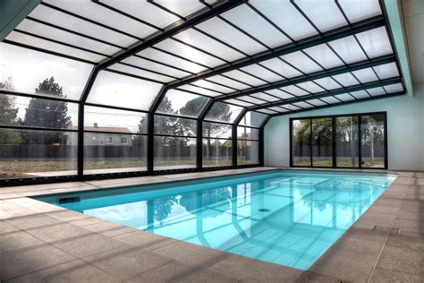 L'abri haut, aussi appelé abri résidentiel ou abri fixe, est le moyen de vous offrir une piscine intérieure à moindre frais. abri piscine haut adosse